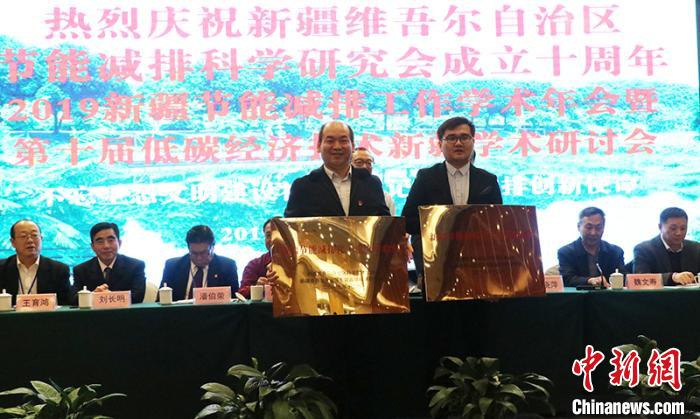 25日，新疆節(jié)能減排化工重點(diǎn)實(shí)驗(yàn)室正式授牌。　王小軍 攝