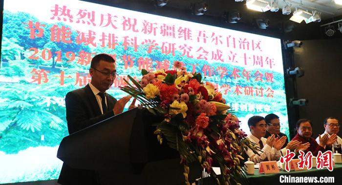 新疆節(jié)能減排科學(xué)研究會(huì)研究員、環(huán)保節(jié)能科學(xué)研究院院長(zhǎng)周彬介紹節(jié)能減排化工重點(diǎn)實(shí)驗(yàn)室?！⊥跣≤?攝